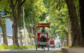 A tourist takes a cyclo ride on a street in Hanoi, 2022. Photo by Vu Ngoc Thien