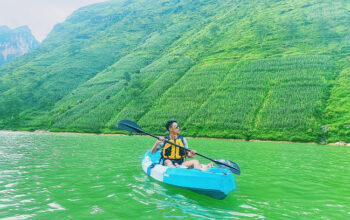 A tourist sails kaykak on Nho Que River at the foot of Ma Pi Leng Mountain Pass in Ha Giang Province. Photo by Do Nguyen