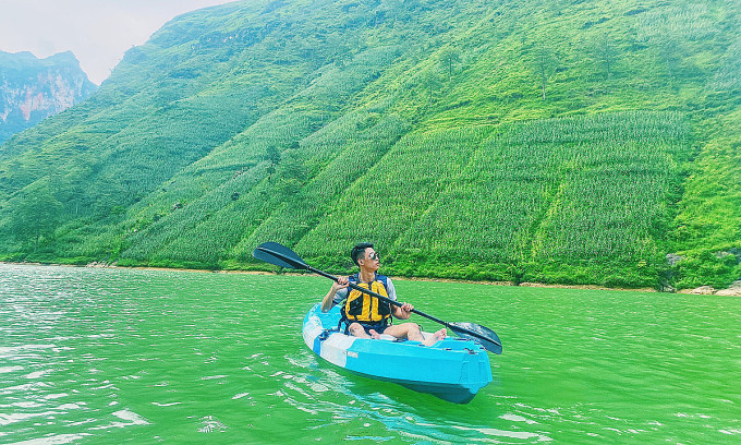 A tourist sails kaykak on Nho Que River at the foot of Ma Pi Leng Mountain Pass in Ha Giang Province. Photo by Do Nguyen