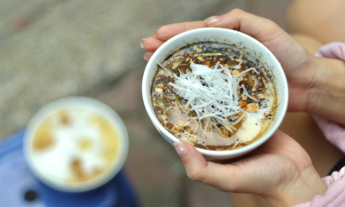 Hearty since the 90s: Hanoi’s glutinous rice balls