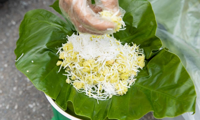 Green sticky rice, a signature dish in Hanoi
