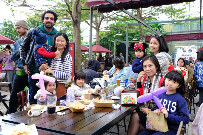 Foreigners enjoy Hanoi’s Christmas market