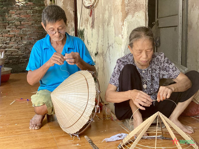 Chuong conical hat village